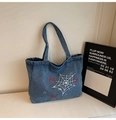Borsa tote in denim blu lavato con ricamo a ragnatela bianca e motivi gotici di ragni - Azzurro