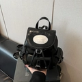 Mini sac à dos en cuir verni noir brillant avec plaque argentée et bretelles réglables - Noir