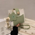 Mini bolso bandolera bicolor blanco y verde aguacate con colgante de flor - Verde