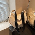 Minimalistische cremeweiße Canvas-Beuteltasche mit verstellbarem schwarzen Gurt für Damen - Gebrochenes Weiß