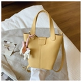 Gelbe Eimertasche aus Kieselleder mit dekorativem Leder-Pony-Anhänger für Damen - Gelb mit Anhänger