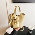 Sac seau minimaliste en cuir beige avec une mini pochette assortie en accessoire - Jaune