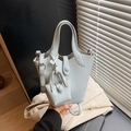 Sac seau bleu clair avec texture litchi et mini breloque pour un style minimaliste chic - Bleu