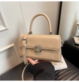 Detailansicht der beigen Kunstledertasche mit silbernem Metallverschluss und Griff - Khaki