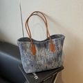 Sac cabas en jean bleu foncé avec paillettes argentées et anses en cuir marron chic - Bleu foncé
