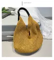 Dettaglio della borsa hobo gialla intrecciata con motivo all'uncinetto e tracolla in pelle - Giallo