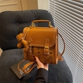 Borsa a tracolla in pelle marrone con motivo a orsetti e ciondolo di lusso - Marrone con ciondolo