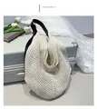 Dettaglio della trama della borsa tote all'uncinetto bianca con tracolla nera - Bianco
