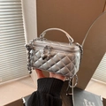Silberne Stepptasche mit Herzanhänger und Metallkettenriemen in minimalistischem Stil - Silber