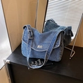 Borsa a tracolla in denim blu lavato con fibbia argentata e cinturino con occhielli - Blu scuro