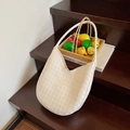 Cremeweiße gewebte Schultertasche im großen Hobo-Stil mit integriertem Schultergurt - Weiß