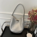 Silberne geflochtene Schultertasche in Halbmodform mit metallischem Glanz - Silber