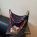 Borsa in nylon blu navy con tracolla a catena e manico in corda intrecciata rossa - Blu