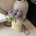 Borsa a secchiello in maglia con fiori viola e tracolla intrecciata artigianale - Beige con Viola