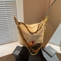 Borsa a tracolla in nylon crema con manico intrecciato marrone e catena dorata - Bianco Sporco