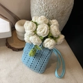 Mini borsa a secchiello lavorata a maglia celeste con rosa all'uncinetto e tracolla - Blu con Bianco