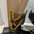 Borsa da donna in nylon marrone con tracolla in corda gialla e catena in metallo oro - Verde