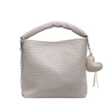 Gewebte Beuteltasche in Creme-Beige mit Silberkette und Herz-Anhänger-Detail - 23*7*22 / Gebrochenes Weiß