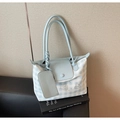 Détail du sac cabas à carreaux bleus et blancs avec rabat en cuir et mini pochette attachée - Bleu
