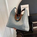 Bolso tote de mezclilla azul claro con costuras de diamante y asas de cuero marrón - Azul claro