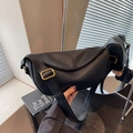 Schwarze Halbmont-Schultertasche aus genarbtem Leder mit goldener Schnalle für Damen - Schwarz