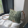 Borsa a tracolla verde erba intrecciata a mano con cinturino in pelle marrone e traforo - Verde