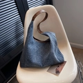 Bolso hobo de mezclilla azul oscuro con diseño acolchado y correa de hombro de cuero marrón - Azul oscuro