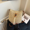 Beigefarbene gewebte Beuteltasche mit braunem Lederriemen und Quaste aus Holzperlen - Cremeweiß