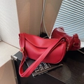 Schicke rote Mondsichel-Tasche aus Leder mit Lychee-Maserung und breitem Schultergurt - Rot