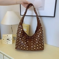 Dunkelbraune Hobo-Tasche im Punk-Stil mit silbernen Nieten und großen Metallösen - Braun