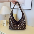 Bolso cubo punk marrón oscuro con remaches plateados y ojales metálicos de cuero - Marrón