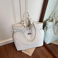 Minimalistische beige Nylon-Tote-Bag mit dicken geflochtenen Seilgriffen und Kordelzugtaschen - Cremeweiß