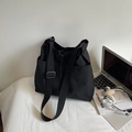 Bolso tote grande de nailon negro con cierre de cordón para el uso diario casual - Negro