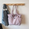 Minimalistische große lila Nylon-Tragetasche mit Kordelzug am Haken hängend - Lila