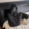 Große minimalistische schwarze Tragetasche aus Nylon für tägliches Pendeln und Reisen - Schwarz