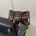 Bolso de hombro marrón oscuro en piel sintética brillante con hebilla de metal plateada - Marrón