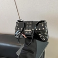 Bolso de hombro en charol negro con remaches plateados y hebillas metálicas - Negro