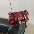 Bolso de hombro en charol rojo vino estilo Y2K con remaches y hebillas plateadas - Rojo
