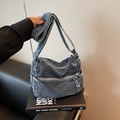 Blaue Denim Umhängetasche mit Multi-Reißverschlusstaschen und breitem Schultergurt - Vintage-Blau