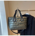 Détail du grand sac cabas matelassé vert olive métallisé avec fermeture éclair invisible - Vert