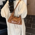 Braune gefaltete Schultertasche mit goldenem Metallakzent und verstellbarem Riemen - Braun