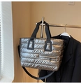 Detalle de bolso tote acolchado plateado metalizado con textura y bolsillo con cremallera - Color gunmetal