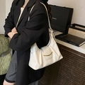 Sac hobo blanc crème chic en cuir verni brillant avec boucle en métal doré élégante - Blanc