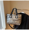 Détail du sac cabas matelassé doré métallisé avec fermeture éclair et poignées noires - Bleu foncé