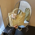 Borsa a mano giallo chiaro motivo coccodrillo con portachiavi a orso e tracolla - Giallo con Ciondolo