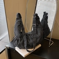 Borsa hobo chic in tela a scacchi bianchi e neri con tracolla spessa regolabile - Nero