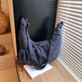 Borsa a tracolla a mezzaluna a quadri blu scuro in tela con dettagli in coulisse - Blu