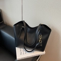 Borsa tote minimalista in pelle nera opaca con finiture dorate e doppi spallacci eleganti - Nero