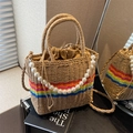 Bolso saco de paja con rayas arcoíris, asa de perlas y bolsa interior con cordón - Caqui