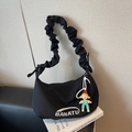 Schwarze Canvas-Tasche im Faltendesign mit geriffeltem Gurt und Perlen-Anhänger - Schwarz mit Anhänger